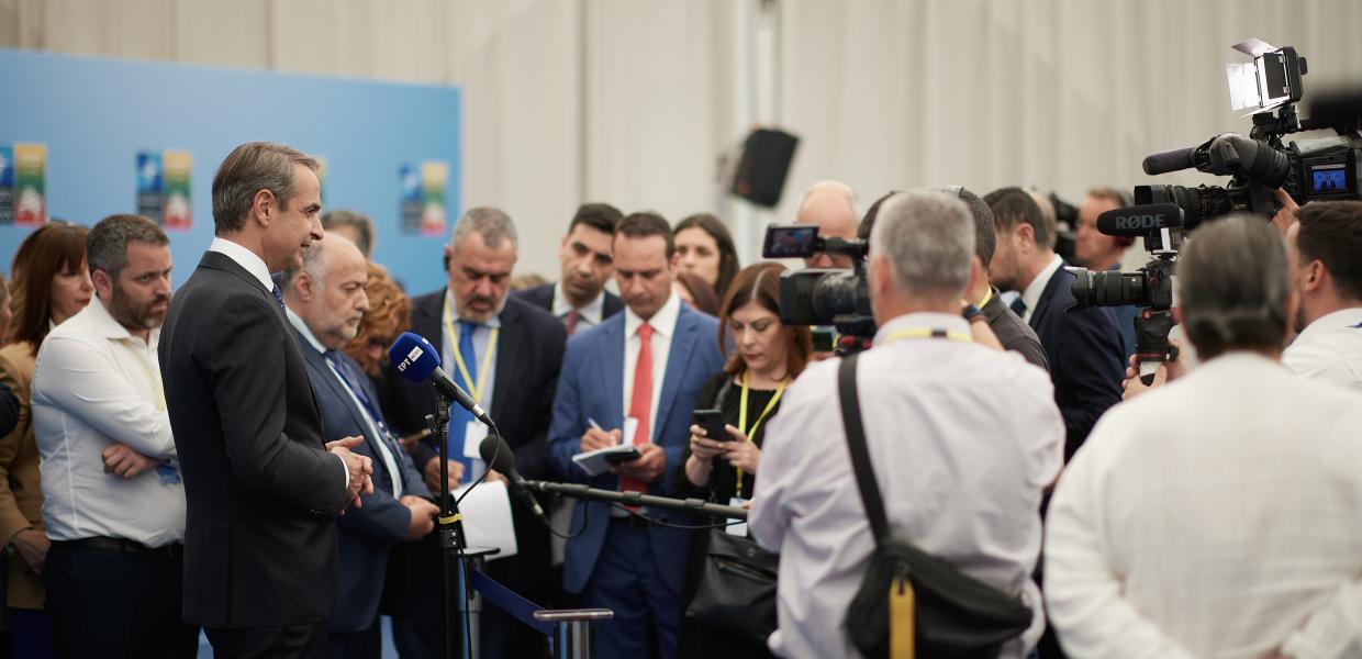 Ο Κυριάκος Μητσοτάκης κάνει δηλώσεις