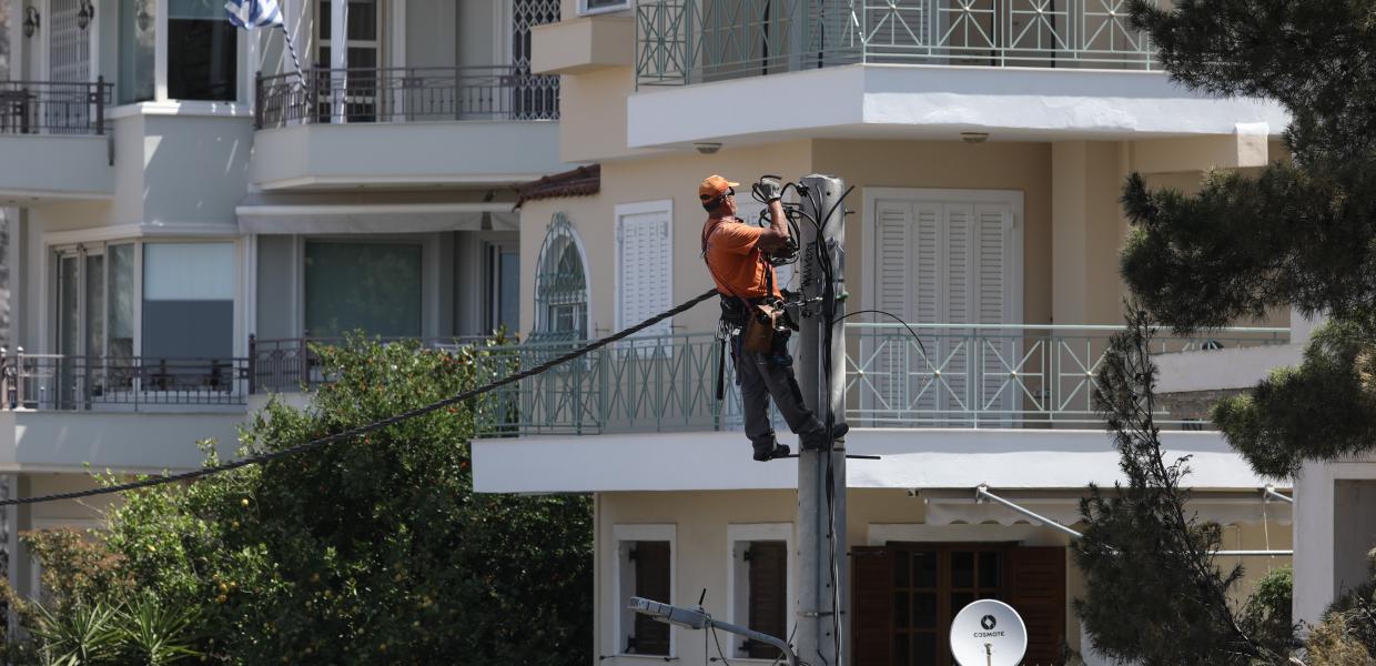 Άνθρωπος πάνω σε κολόνα της ΔΕΗ