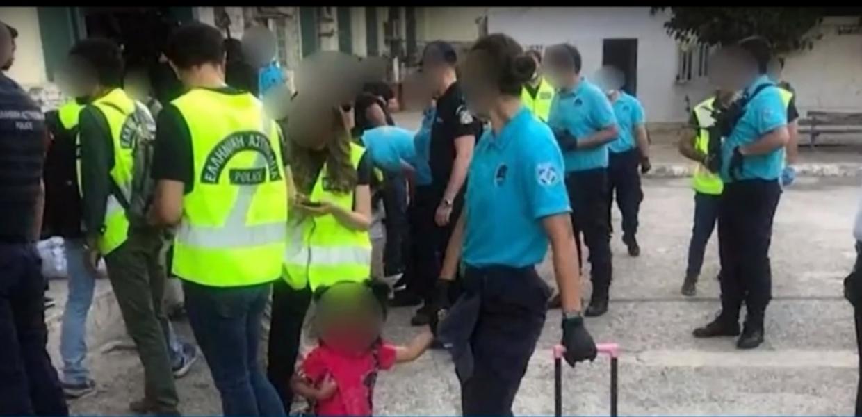 αστυνομικοί παίρνουν προσφυγόπουλα από την δομή στην εκκένωση