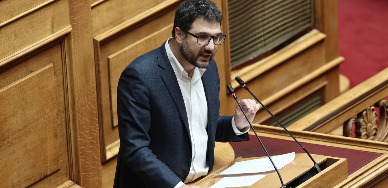 Ο Νάσος Ηλιόπουλος μιλάει στο βήμα της Βουλής