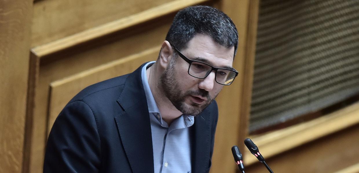 Ο Νάσος Ηλιόπουλος μιλά στο βήμα της Βουλής