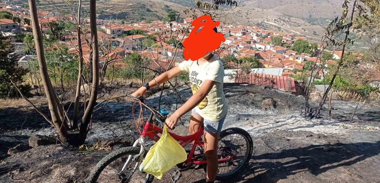 Το παιδί στο ποδήλατό του που πήγε νερό στους πυροσβέστες