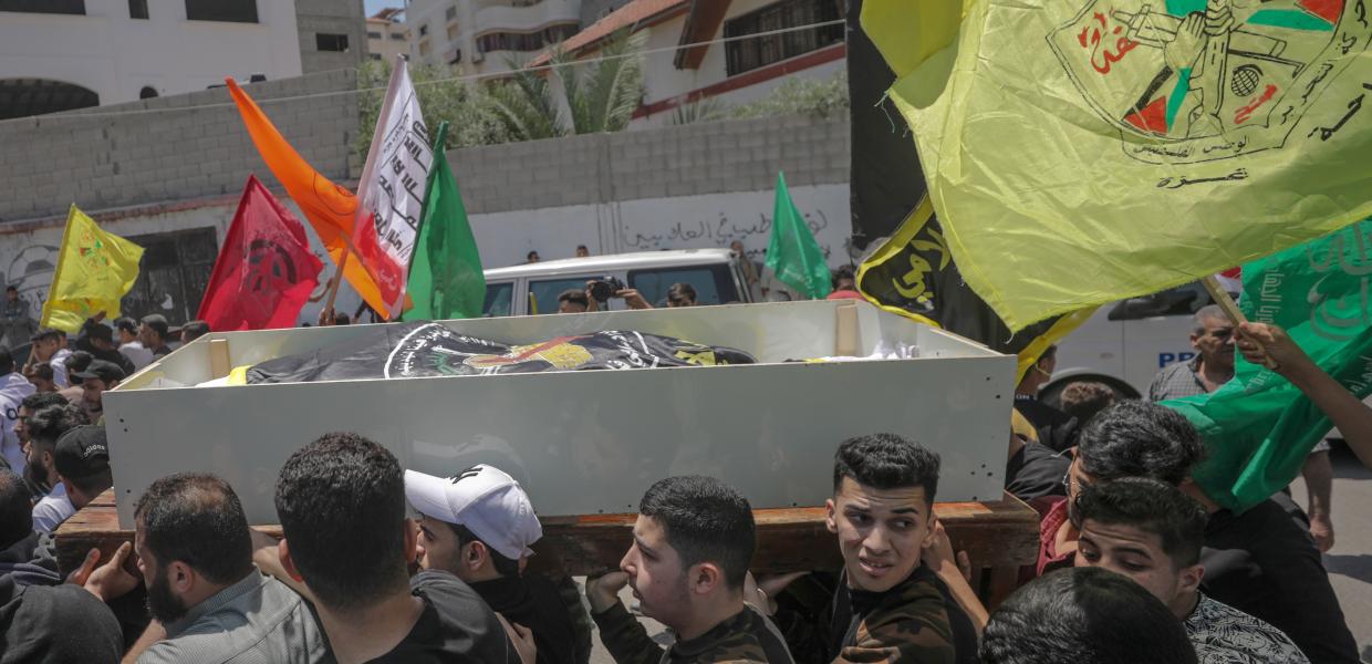 Παλαιστίνιοι με σημαίες κρατούν το φέρετρο του νεαρού που δολοφονήθηκε από αστυνομικό