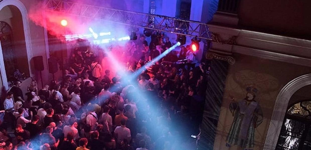παρτι σε εκκλησία στη Σμύρνη