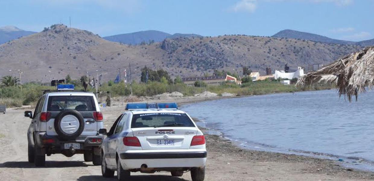 Περιπολικό της αστυνομίας μπροστά στη θάλασσα