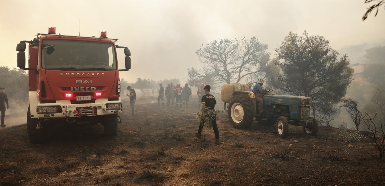 Πυροσβεστικό και άνθρωποι στο μέτωπο της φωτιάς