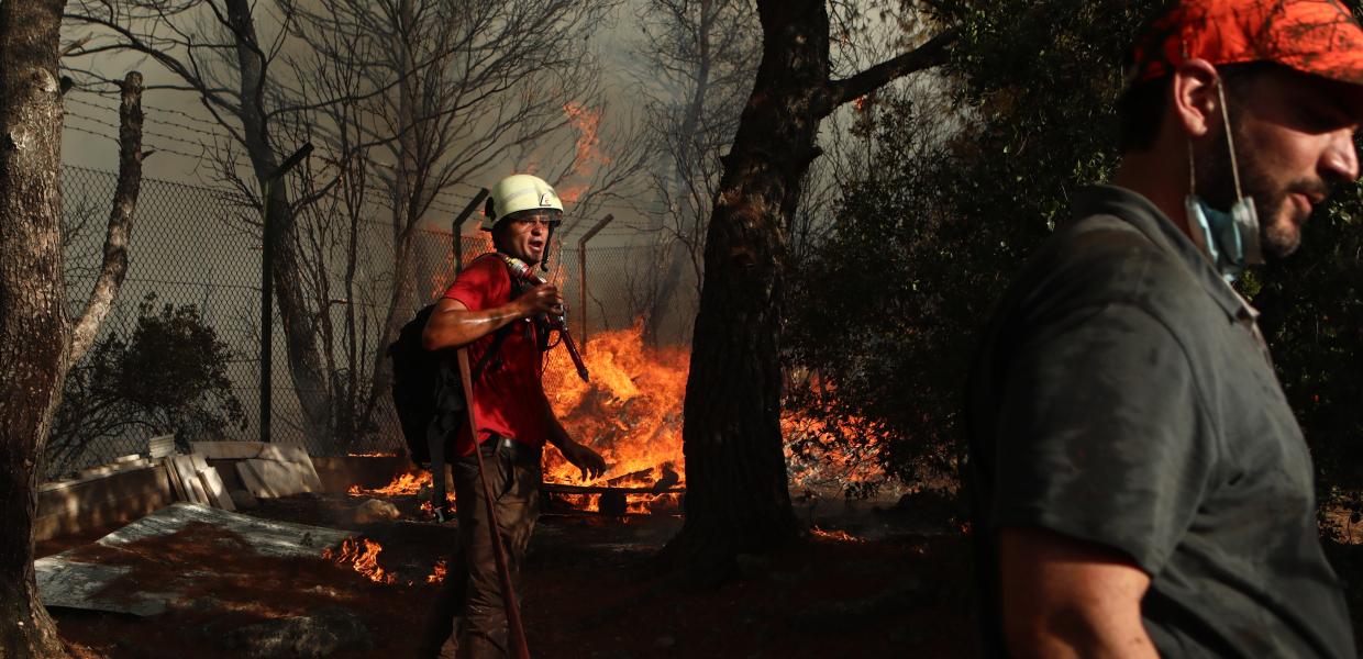 Πυροσβέστες στη φωτιά στη Μάνδρα