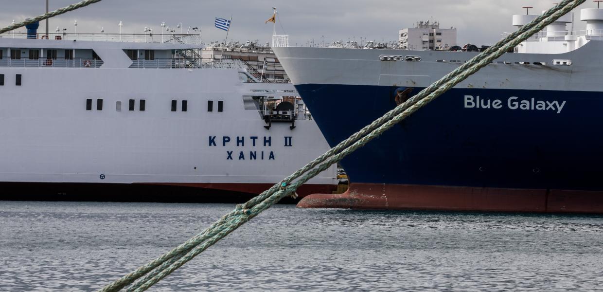 Σχοινί πλοίου και πίσω αλλά καράβια στο λιμάνι