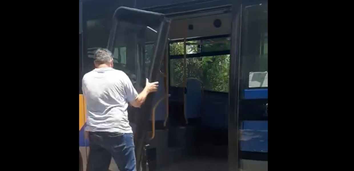 Πόρτα λεωφορείου ξεκόλλησε