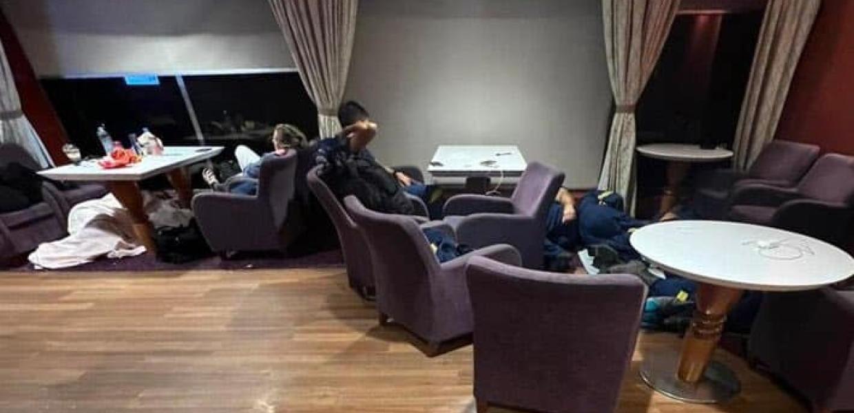 Πυροσβέστες κοιμούνται στο πάτωμα 