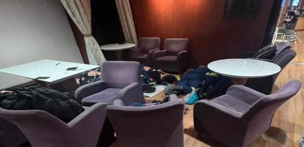 Πυροσβέστες κοιμούνται στο πάτωμα 