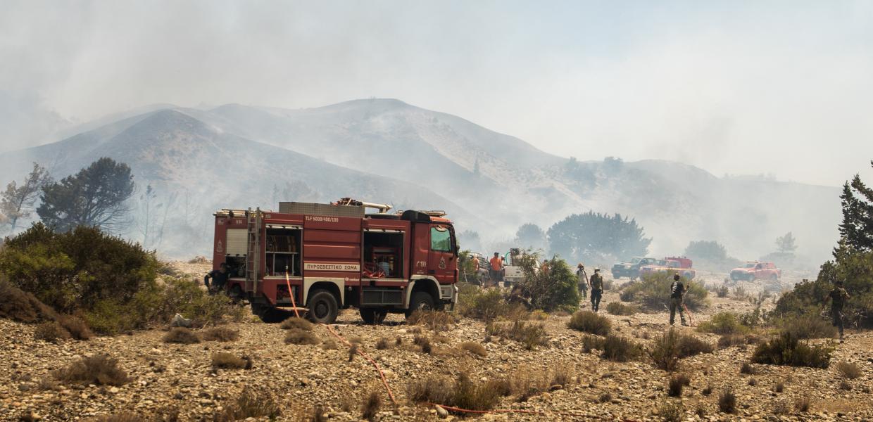 Πυροσβεστικό όχημα και πυροσβέστες