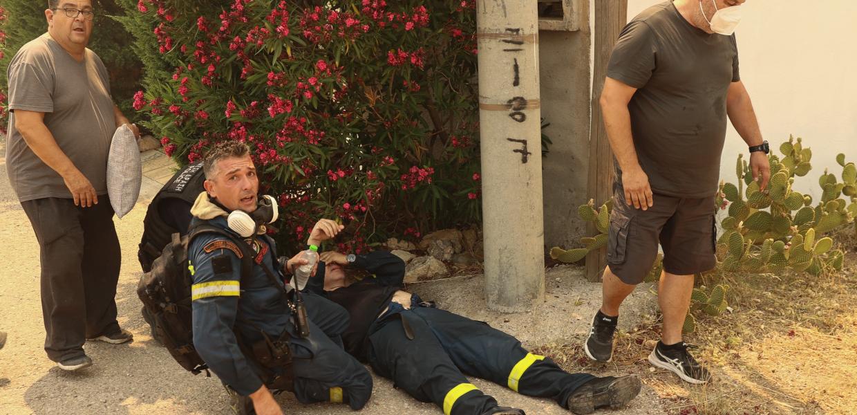 Πυροσβέτης ξαπλωμένος στο πάτωμα