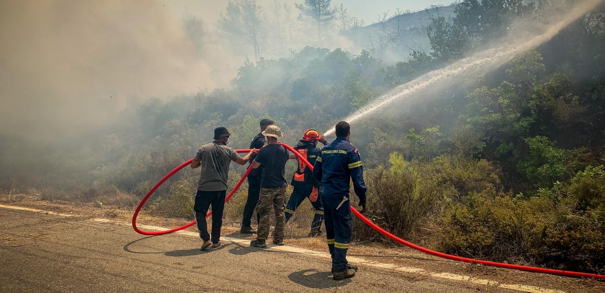 Πυροσβέστες και εθελοντές σβήνουν φωτιά