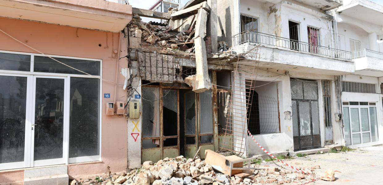 Κατεστραμμένα κτίρια από τον σεισμό στο Αρκαλοχώρι