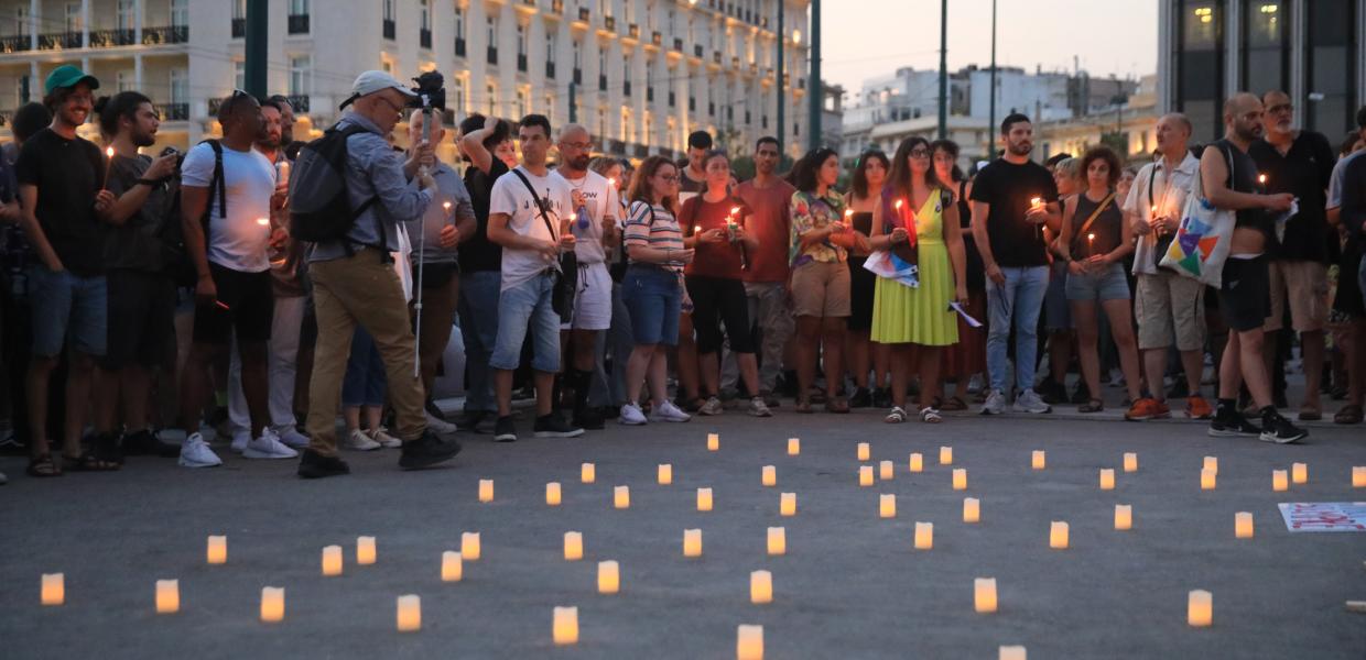 Συγκεντρωμένοι με κεράκια στο Σύνταγμα για την δολοφονία της Άννας