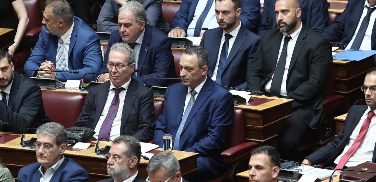 Βουλευτές των Σπαρτιατών στα έδρανα