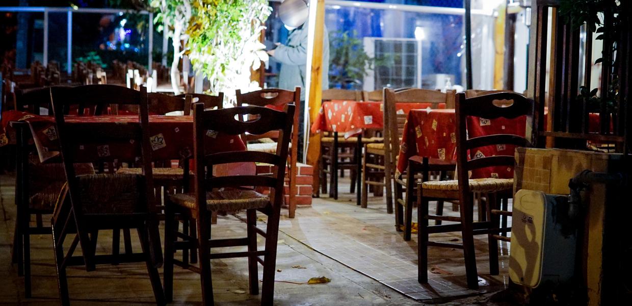 Καρέκλες σε ταβέρνα