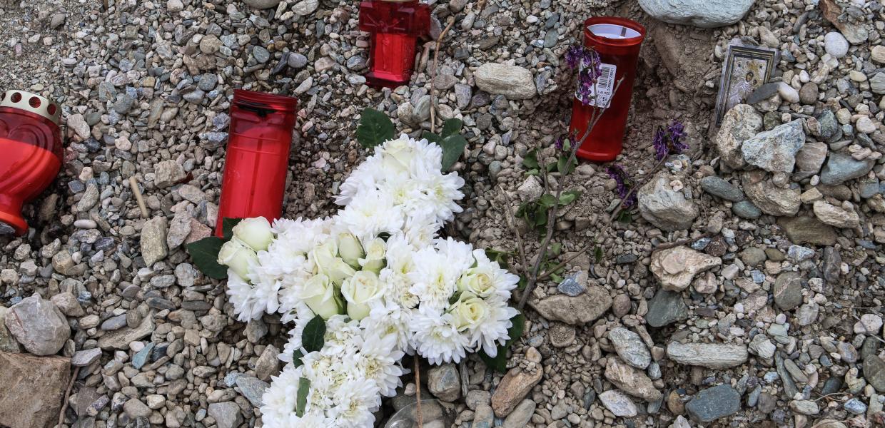 σταυρός από λουλούδια και κεράκι στη μνήμη των θυμάτων του δυστυχήματος στα Τέμπη