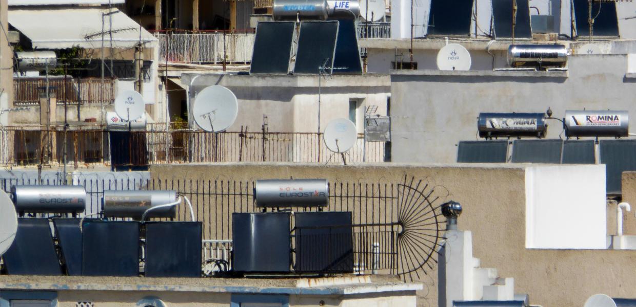 Θερμοσίφωνες σε ταράτσες σπιτιών στην Αθήνα