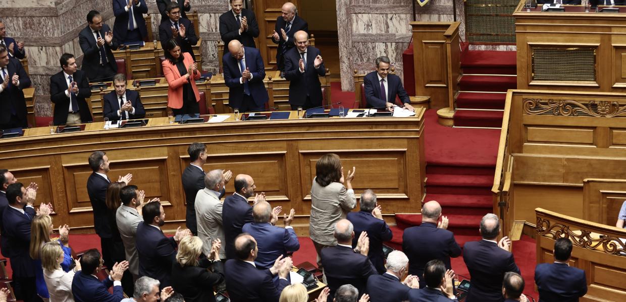 Βουλευτές της ΝΔ χειροκροτούν τον Κυριάκο Μητσοτάκη