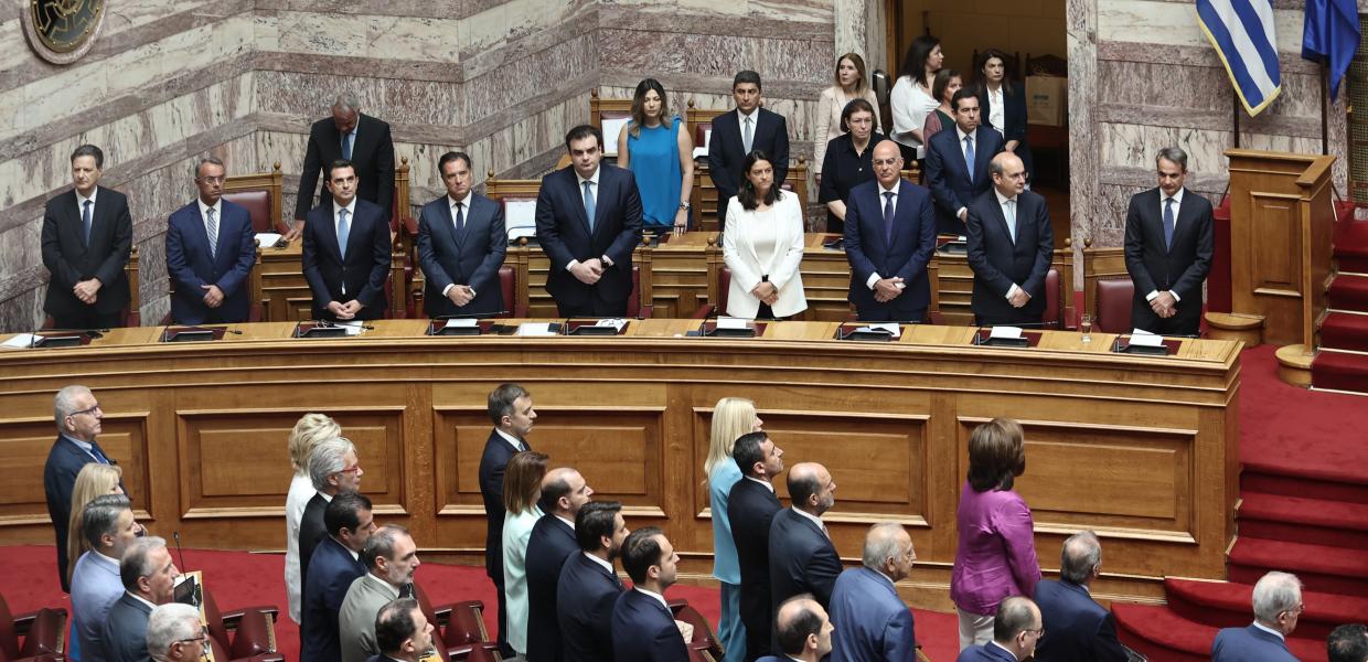 Βουλευτές της ΝΔ όρθιοι στα έδρανα της Βουλής