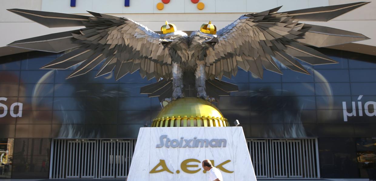 Ο δικέφαλος αετός έξω από το γήπεδο της ΑΕΚ