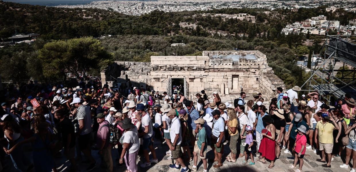 τουρίστες συνωστισμένοι στην Ακρόπολη