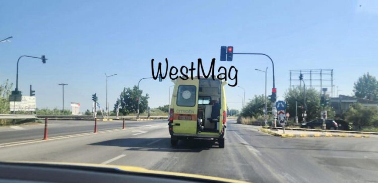 AΣΘΕΝΟΦΟΡΟ ΚΙΝΕΙΤΑΙ ΜΕ ΑΝΟΙΧΤΗ ΠΟΡΤΑ ΣΤΗΝ ΕΘΝΙΚΗ ΟΔΟ 