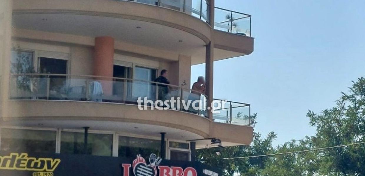 ΜΕΘΥΣΜΕΝΟΣ ΜΕ ΟΠΛΙΣΜΕΝΟ ΟΠΛΟ ΣΤΟ ΜΠΑΛΚΟΝΙ ΘΕΣΣΑΛΟΝΙΚΗ
