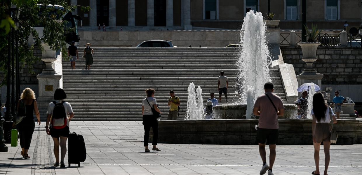 κόσμος περπατά στην πλατεία Συντάγματος