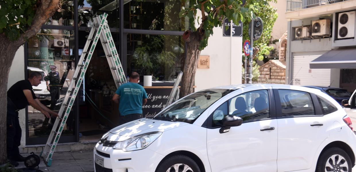 Σκάλα μπροστά σε ταζμαρία καφετέριας