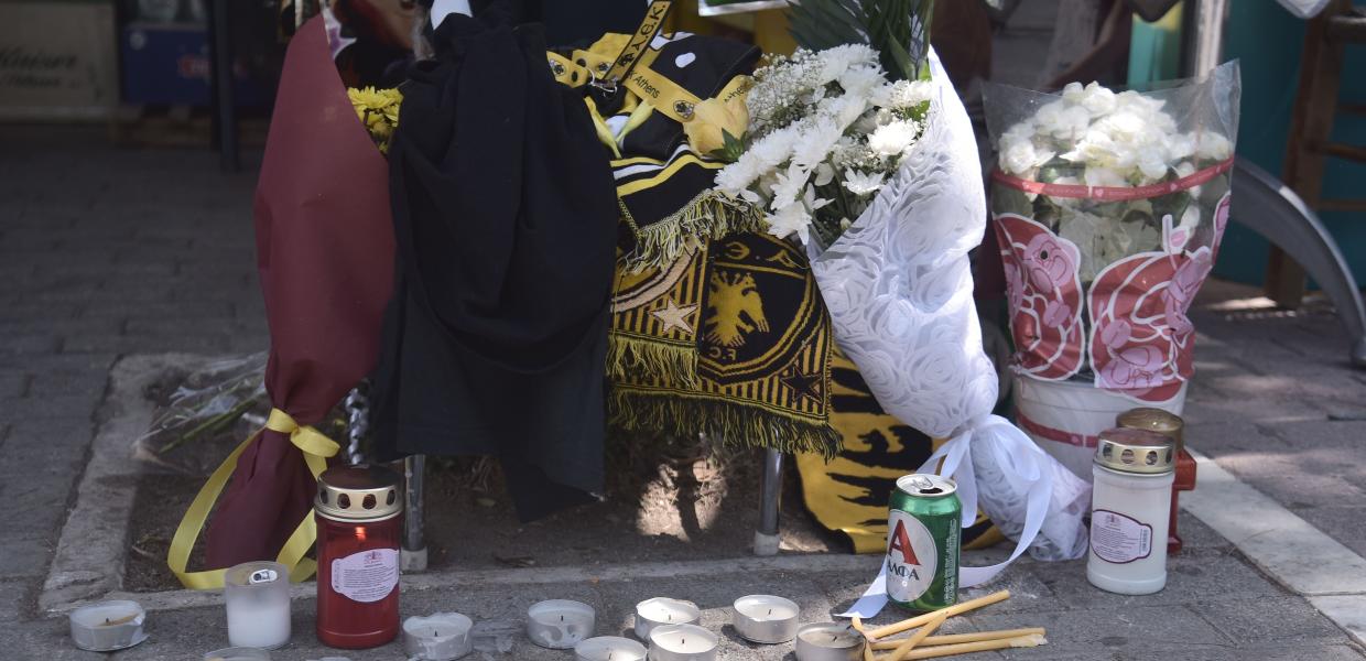 λουλούδια και κεριά στο σημείο της δολοφονίας του 29χρονου