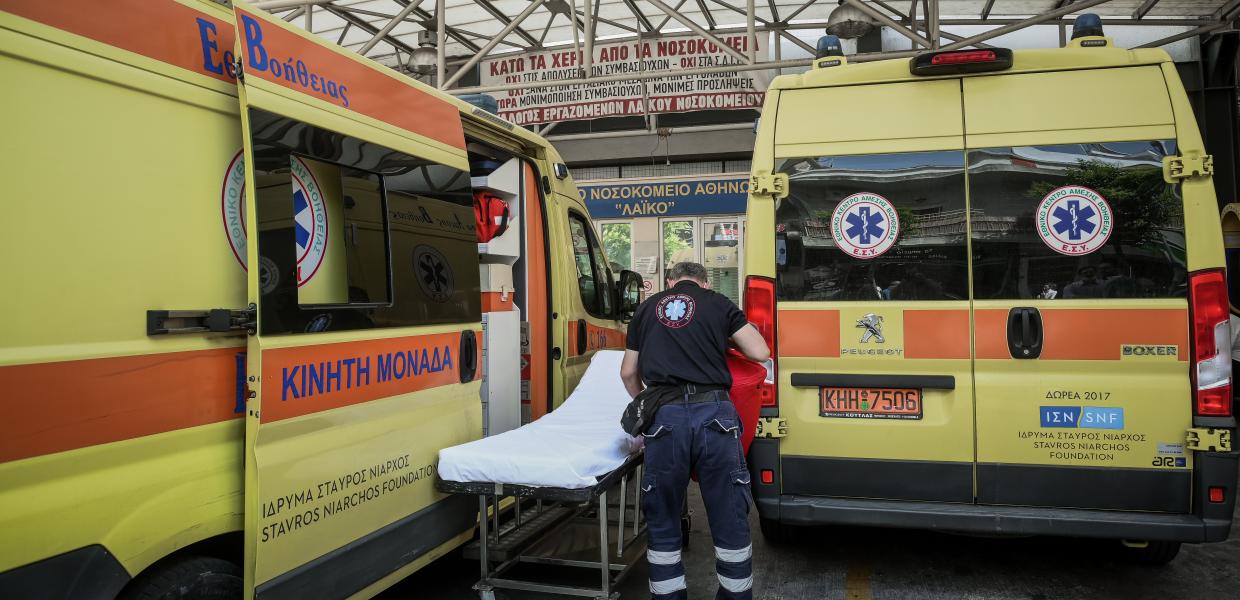 Διασώστης του ΕΚΑΒ μπροστά σε ασθενοφόρο