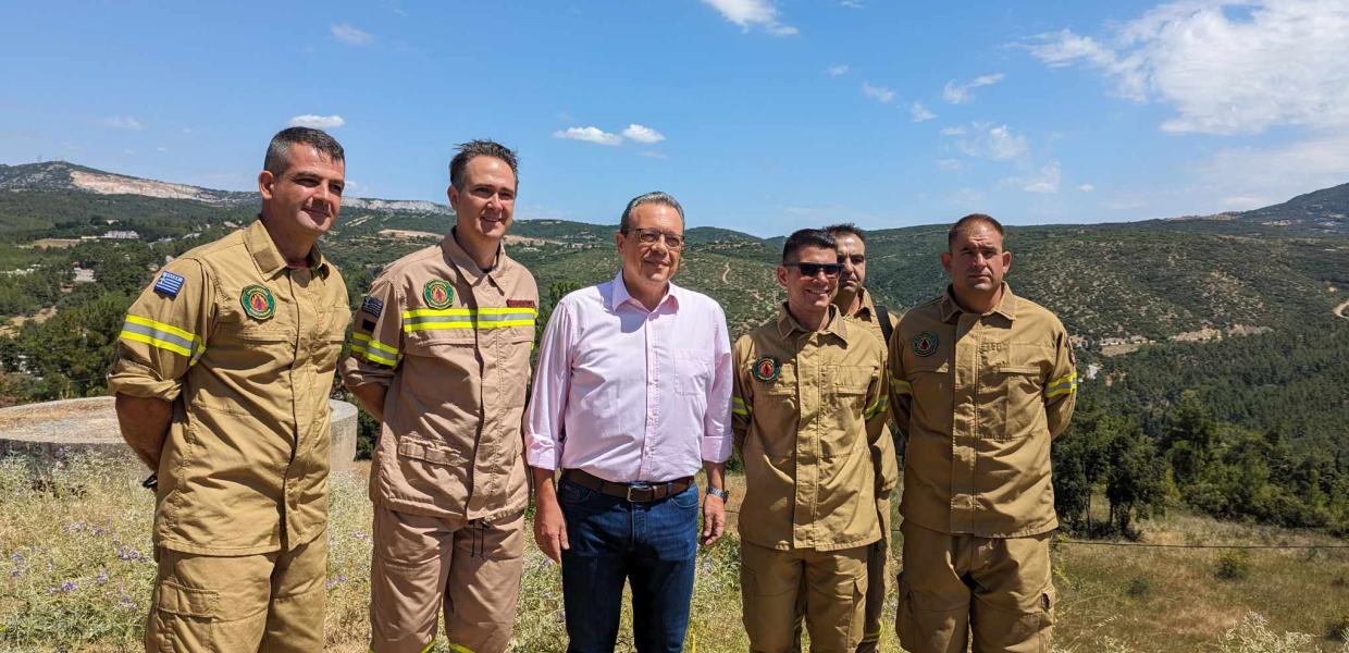 Ο Σωκράτης Φάμελλος με πυροσβέστες στο Πυροφυλάκειο Πανοράματος 
