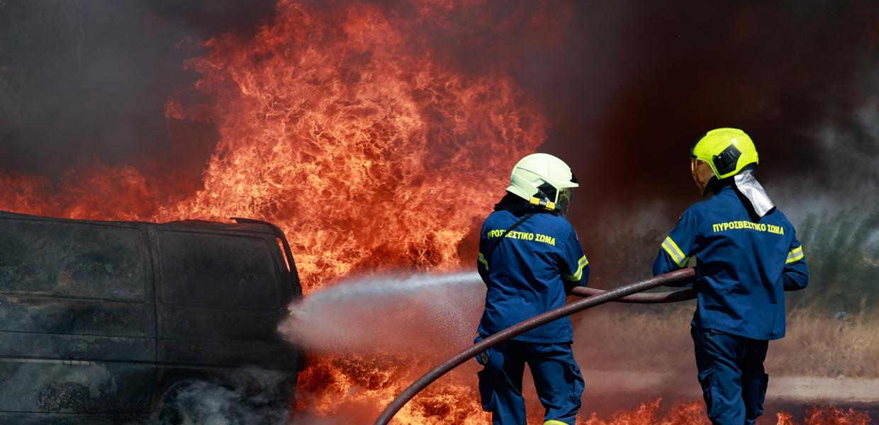 φωτιά σε μάντρα αυτοκίνητων στον Ασπρόπυργο