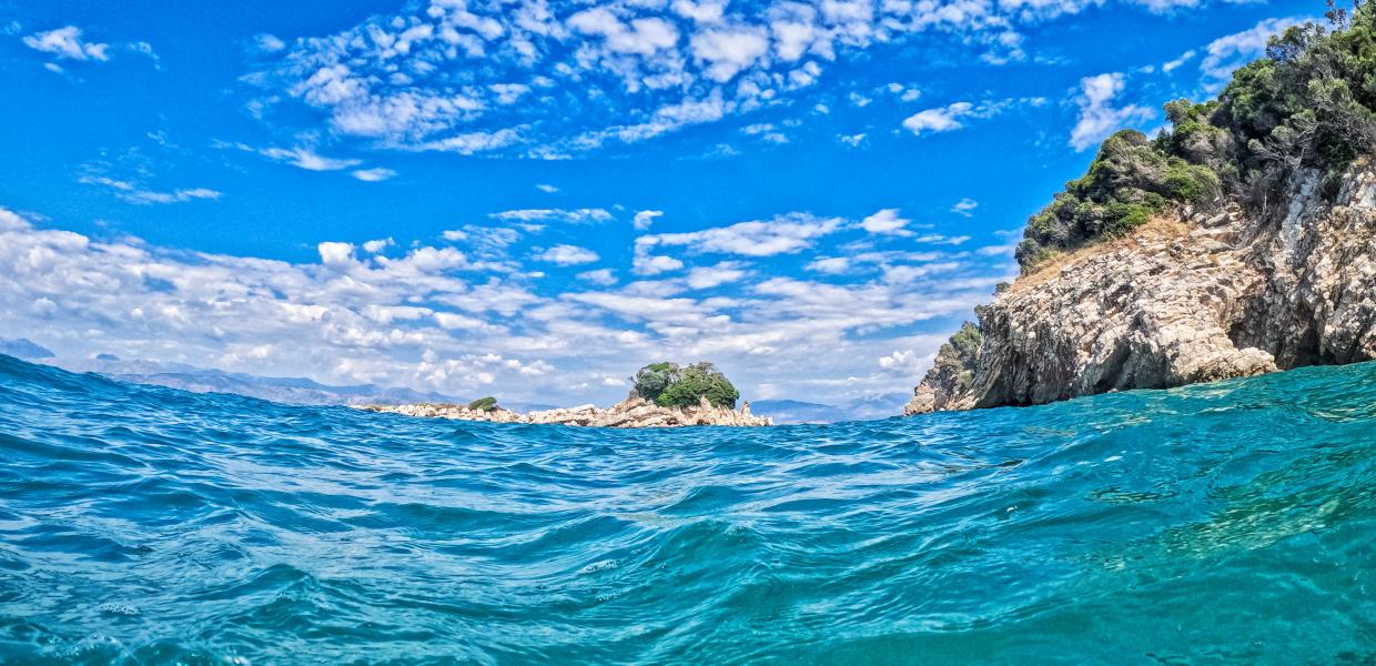θάλασσα, ουρανός και βράχια στο πλάι