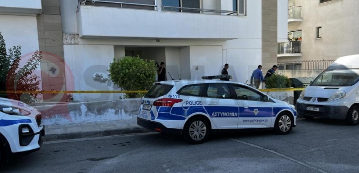 περιπολικό έξω από την πολυκατοικία