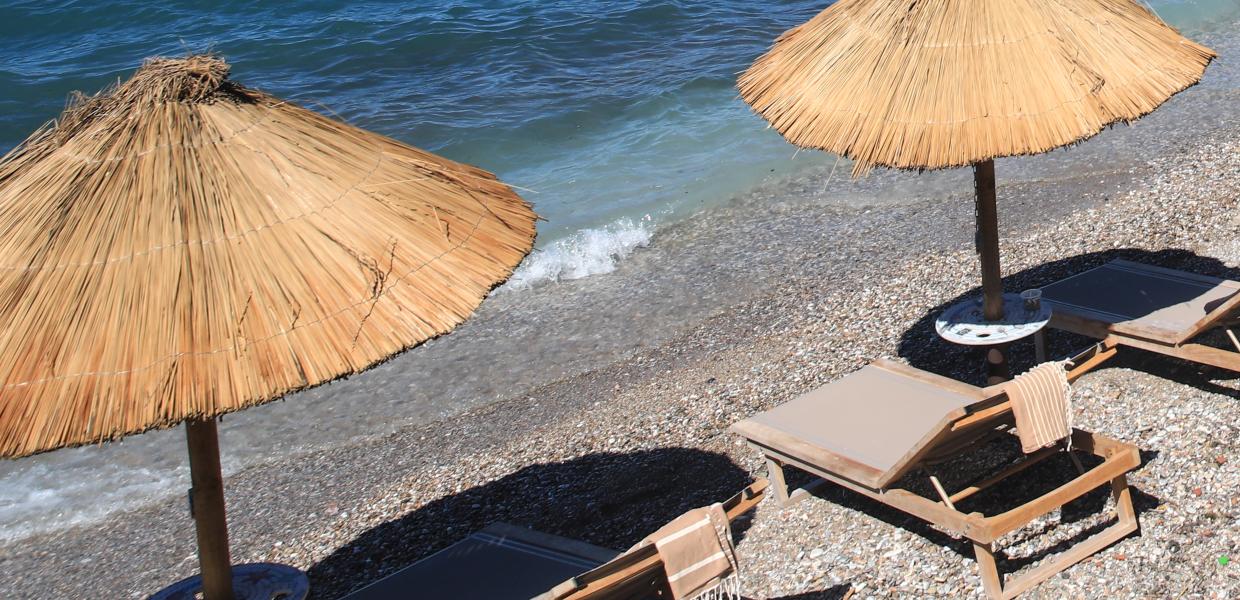 ξαπλώστρες παραλία θάλασσα καλοκαίρι