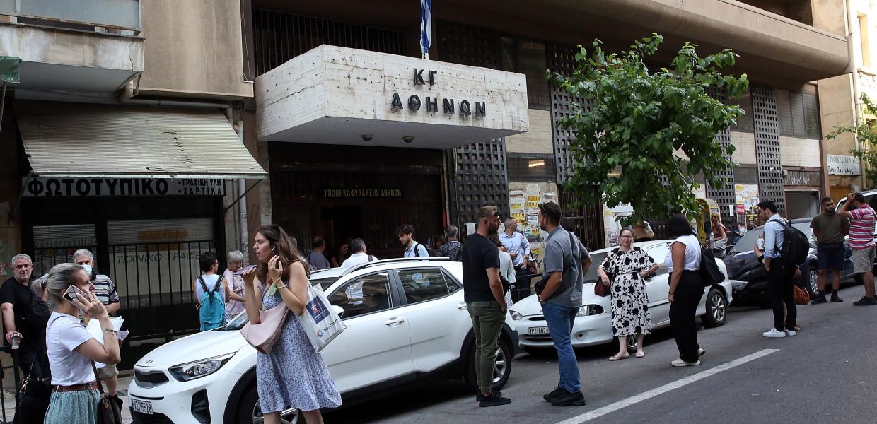 Άνθρωποι έξω από το Κτηματολόγιο Αθηνών