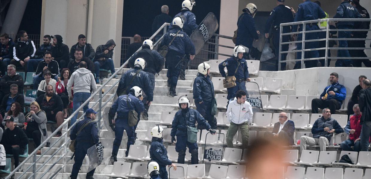 ΜΑΤ σε κερκίδες γηπέδου
