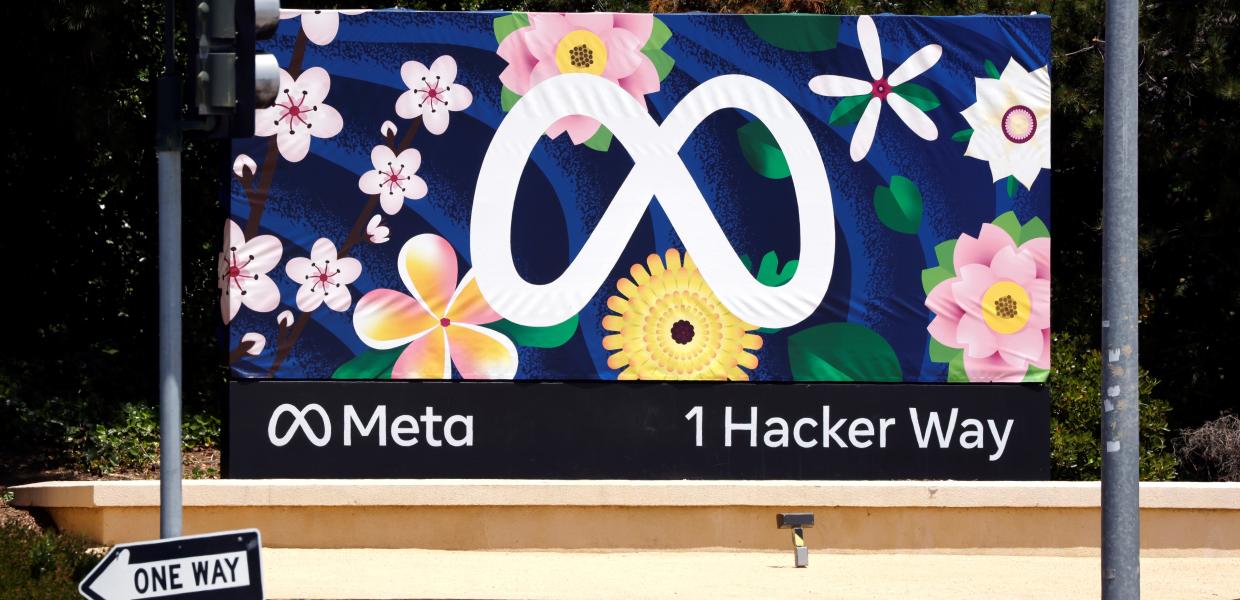Πινακίδα με λογότυπο της Meta σε δρόμο