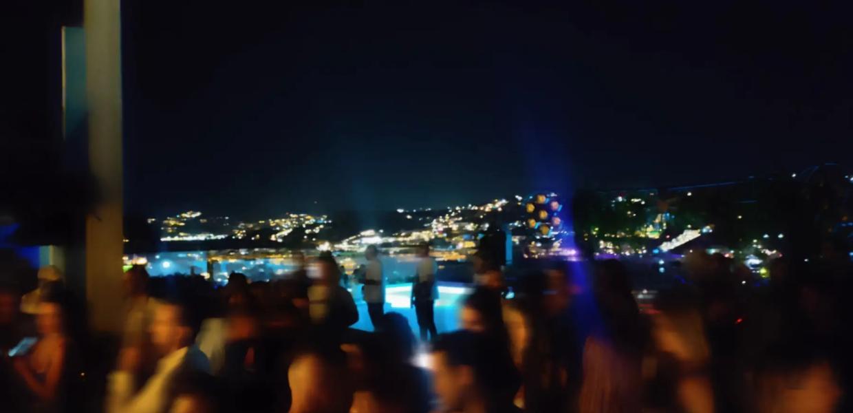 κόσμος σε παράνομο πάρτι στη Μύκονο