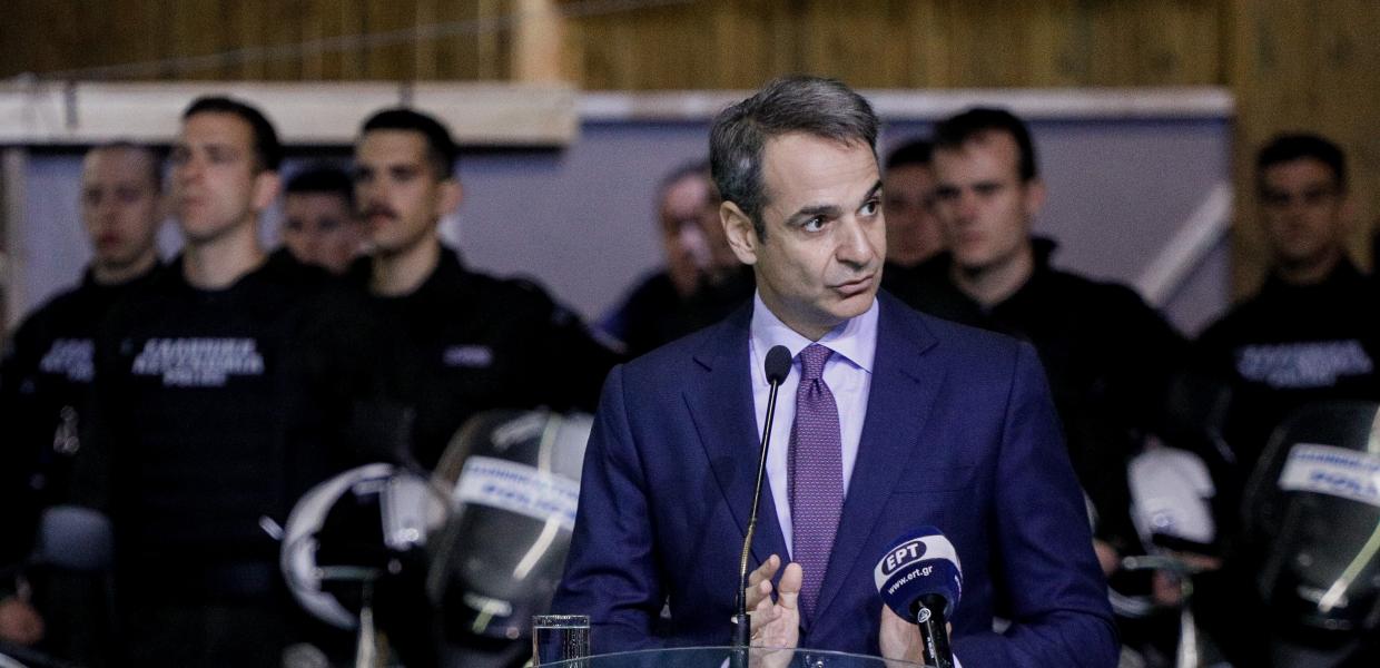 Ο Μητσοτάκης με αστυνομικούς πίσω του μιλά στο υπουργείο Προστασίας του Πολίτη