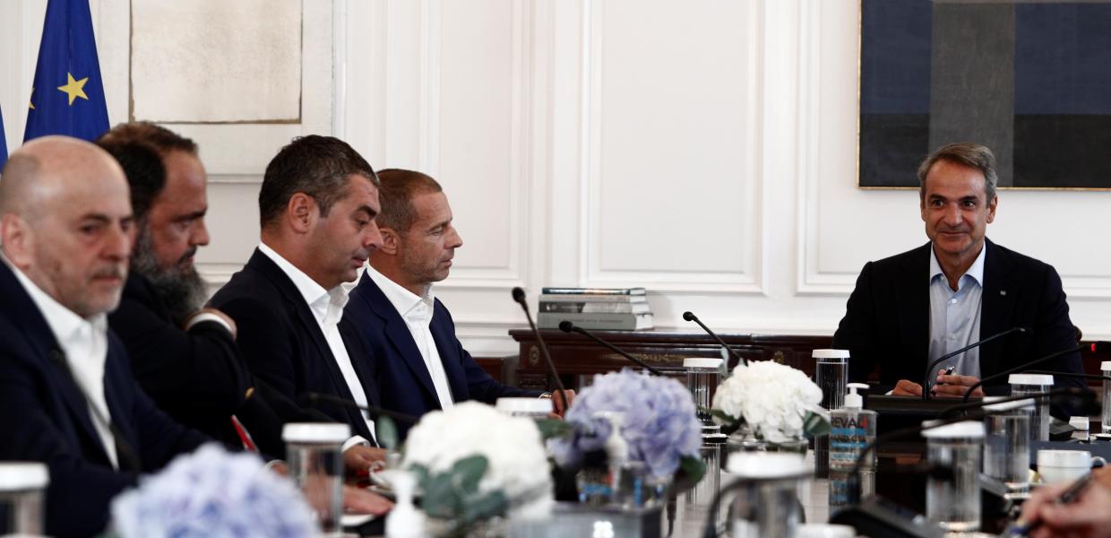 Ο Κυριάκος Μητσοτάκης στη συνάντηση με προέδρους ΠΑΕ