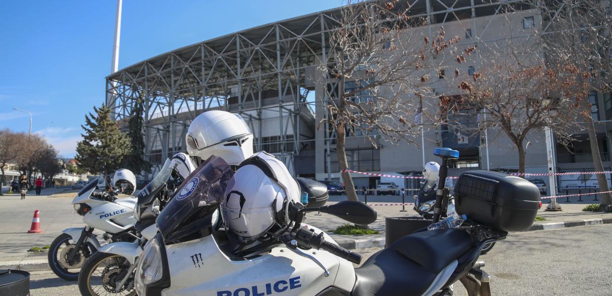 Μηχανές της αστυνομίας έξω παό το γήπεδο του ΠΑΟΚ στην Τούμπα