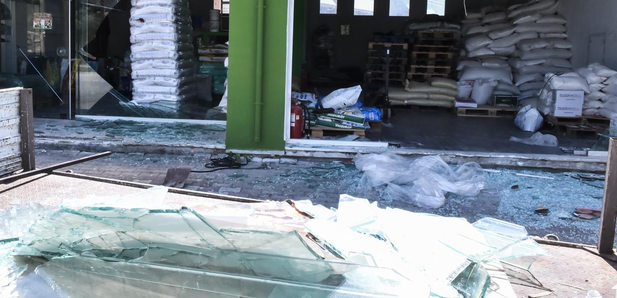 σπασμένα τζάμια και τζαμαρία σε αποθήκη από τις εκρήξεις στη Νέα Αγχίαλο