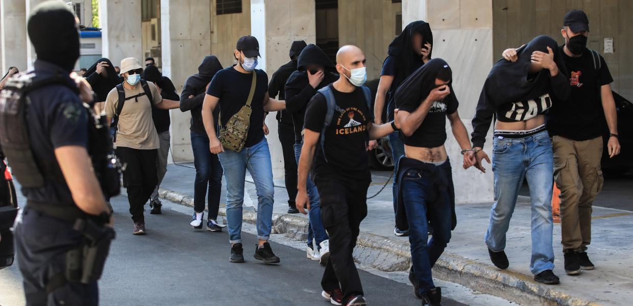 Οι συλληφθέντες για τα επεισόδια στη Νέα Φιλαδέλφεια συνοδεία αστυνομικών με πολιτικά οδηγούνται στο δικαστήριο