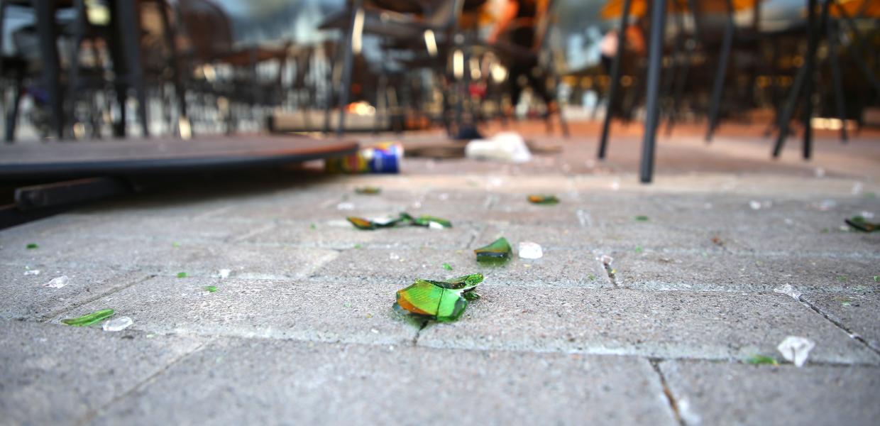 σπαμένα μπουκάλια στο πάτωμα μετά τα επεισόδια στη Νέα Φιλαδέλφεια