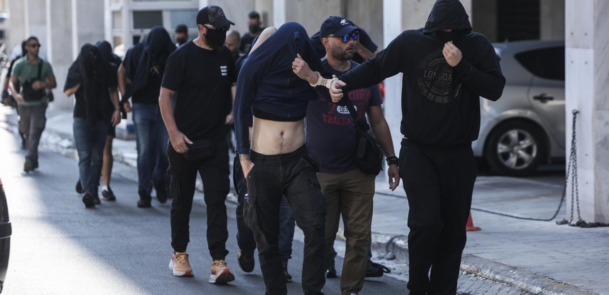Οι συλληφθέντες οδηγούνται στο δικαστήριο